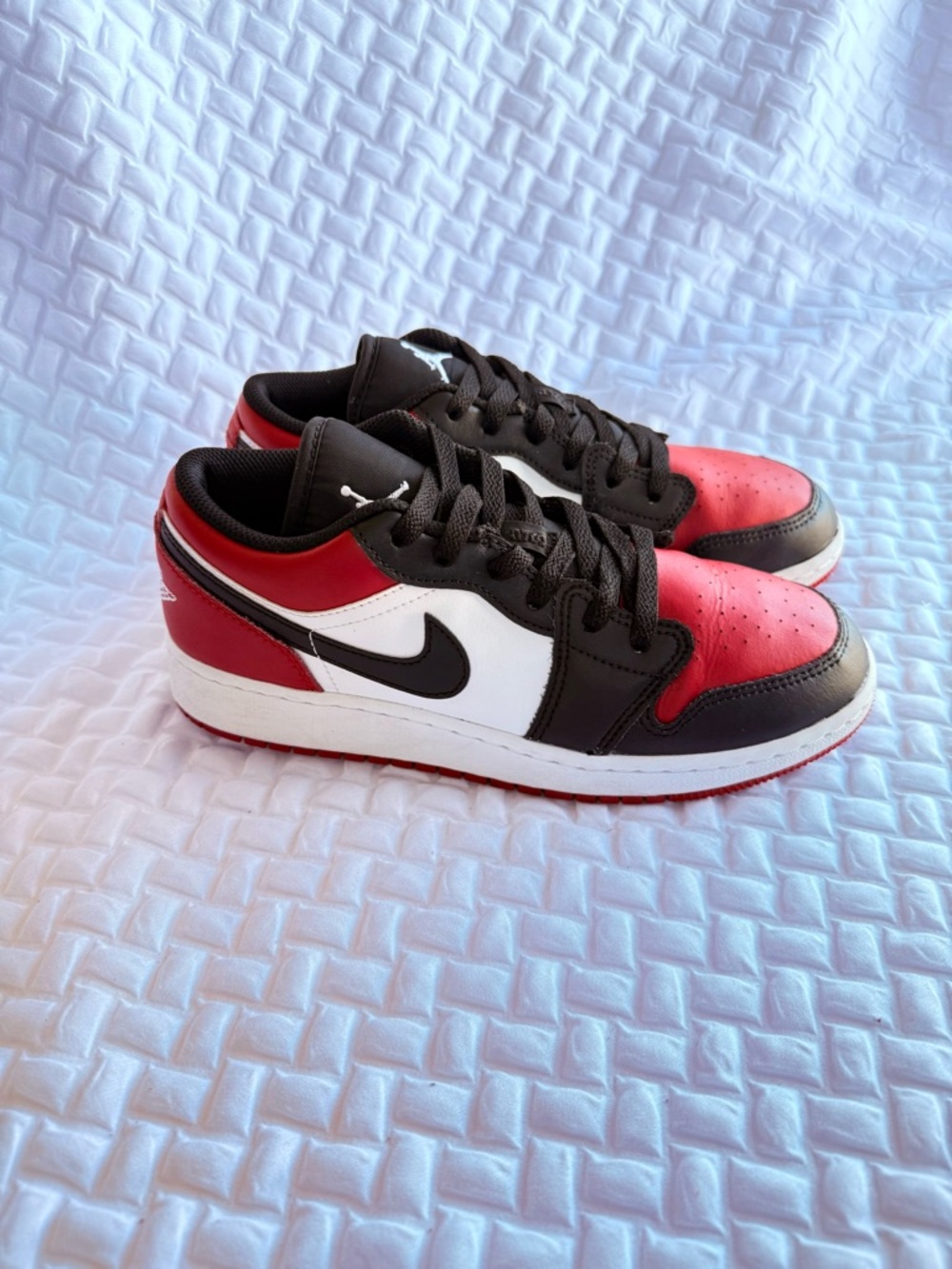 “SIZE 5Y” AIR JORDAN 1 LOW GS “BRED TOE" (SIZE 6.5 WOMENS”